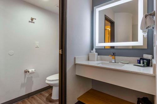 JeromeSleep Inn & Suites的一间带水槽和镜子的浴室