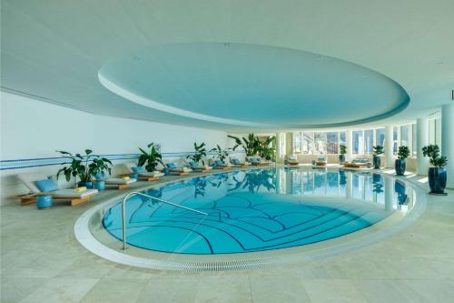 杜布罗夫尼克Rixos Premium Dubrovnik的酒店大堂的大型游泳池