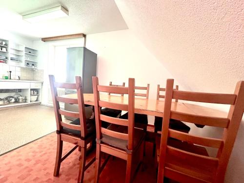 利波瓦拉尼Apartmama Lipová的厨房里配有餐桌和椅子