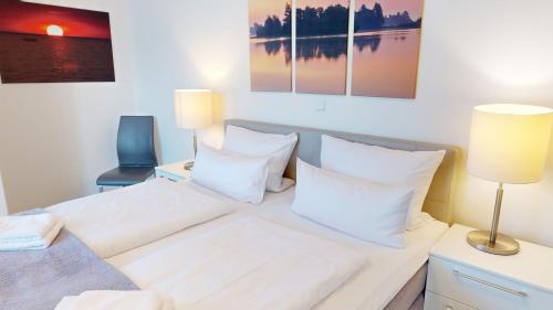 佩尔泽哈肯Südkap G-07的一间卧室配有带白色床单和枕头的床。