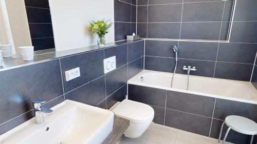 佩尔泽哈肯Südkap G-07的浴室配有卫生间、浴缸和水槽。