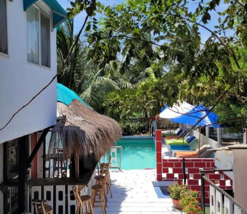 El CharquitoSummer beach hotel的一个带椅子和遮阳伞的游泳池的度假酒店