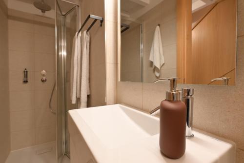巴塞卢什In Barreta的浴室配有白色水槽和淋浴。