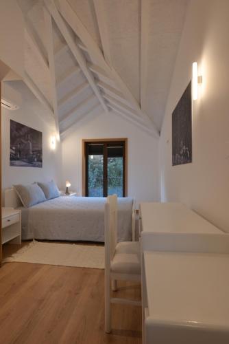 巴塞卢什In Barreta的白色的卧室设有床和窗户