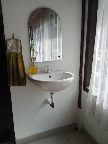 兰特包Hostel Papa Tia的浴室设有白色水槽和镜子
