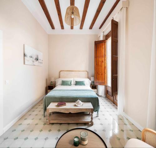 滨海阿雷尼斯Casa de Playa Ideal para familias的一间卧室配有一张床和一张桌子