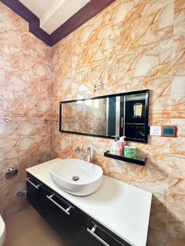 Kiembi SamakiAirport Lux Rooms的一间带水槽和镜子的浴室