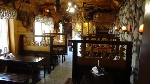 布科维纳-塔钱斯卡旺塔酒店的一间在房间内配有桌椅的餐厅