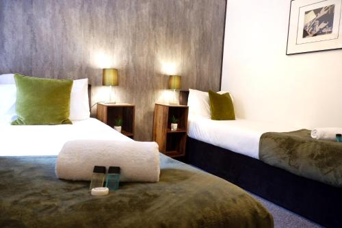 沃特福德COSY 2 Bed APARTMENT NEARBY TRAIN STATION!的酒店客房,配有两张床和椅子