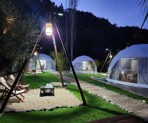 卡洛帕尼亚伊奥蒂斯River Glamping Kalopanayiotis的享有帐篷和草坪的夜景