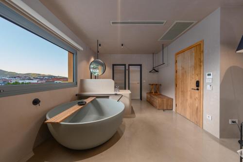 费特希耶Roome的带浴缸的浴室和大窗户