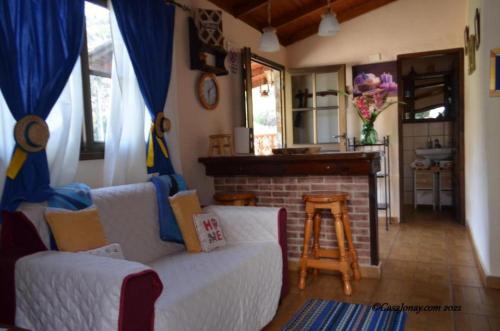 埃尔米瓜Casa rural con Wifi y estupenda vista a la montaña en Hermigua的客厅配有白色沙发和壁炉