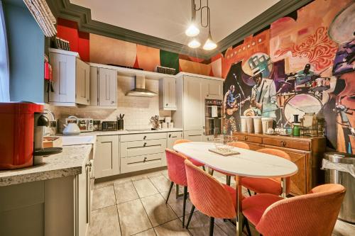伦敦德里Jazz House的厨房配有白色的桌子和橙色的椅子