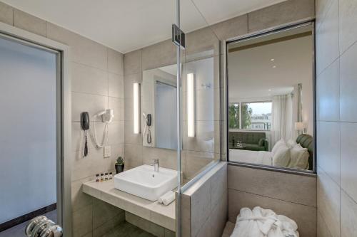 雅典斯坦利酒店的一间带水槽和镜子的浴室