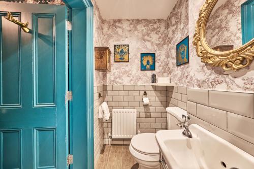 伦敦德里Jazz House的一间带卫生间、水槽和镜子的浴室
