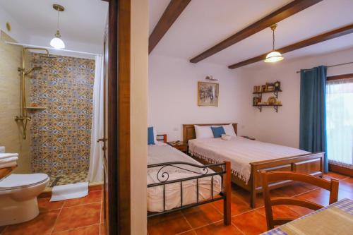 图尔达AMA Guest House的一间卧室配有一张床,浴室设有淋浴。