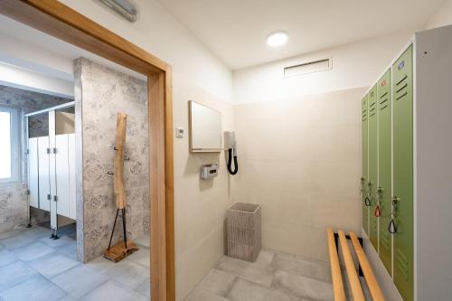 吕本斯普瓦尔德斯特弗昂斯豪弗酒店的浴室设有绿门和步入式淋浴间。