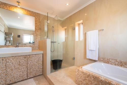 卡斯卡伊斯Marigold Cascais Villa的带浴缸、水槽和镜子的浴室