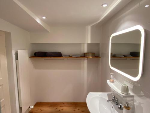 施泰因Understadt 14 guesthouse的一间带水槽和镜子的浴室