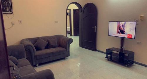 Al Qunfudhahنزل الخالدية的带沙发和平面电视的客厅