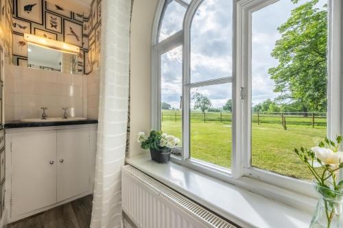 怀门德姆The Gate House的浴室设有可观赏田野景致的窗户。