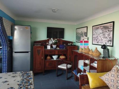 杰迪代Dar El jadida的厨房配有冰箱和桌椅