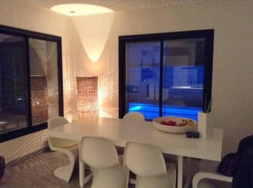 Al MaqārisahVilla Oasis de Luxe avec Piscine et Vue Panoramique的窗户客房内的白色桌椅