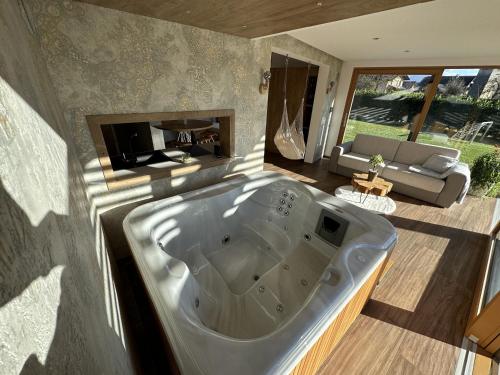 森克Luxury Resort Potatoland的带沙发的客厅设有大浴缸