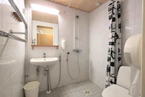 HeimariHotelli Heimari的白色的浴室设有水槽和淋浴。