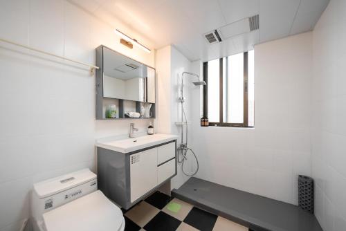 上海Shanghai Yi DU Apartments Downtown - near Nanjing West Road subway的浴室配有白色卫生间和盥洗盆。