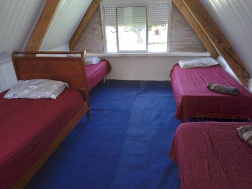 皮里亚波利斯LAPOSTa555的阁楼间 - 带两张床和窗户