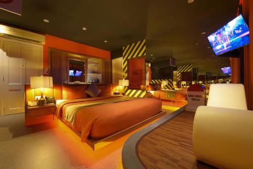 岘港Chiic House 3 - Khách sạn tình yêu的一间带大床和电视的卧室