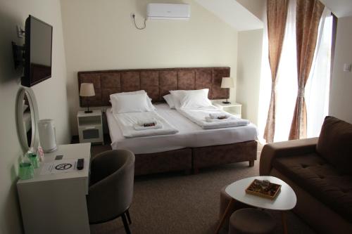 苏博蒂察sobe Astonia的酒店客房,配有床和沙发