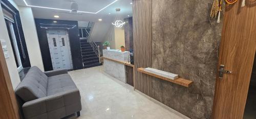 布巴内什瓦尔HOTEL VAISHNO AEROCITY的带沙发和楼梯的客厅