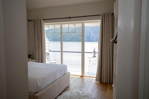 埃尔埃尼塔Serenity的一间卧室配有一张床,享有水景