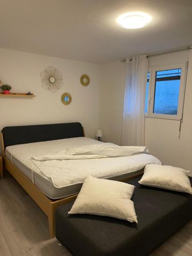 维勒讷沃Tina的一间卧室设有两张床和窗户。