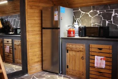 KatsʼkhiKatskhi Cottage, Your Cozy Stay的厨房配有不锈钢冰箱和微波炉。