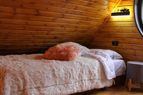 KatsʼkhiKatskhi Cottage, Your Cozy Stay的木墙客房的一张床位