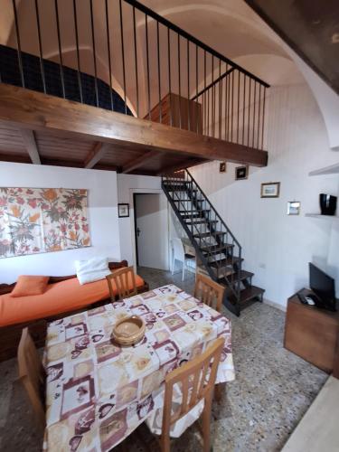 切萨雷奥港Appartamento Porto Cesareo的一间带桌子和楼梯的用餐室