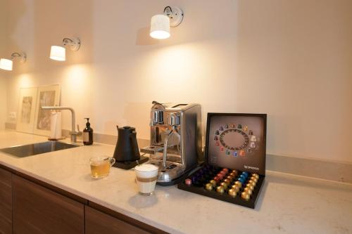 奥门Huishotel Bed bij Bort的厨房柜台配有搅拌机和饮料