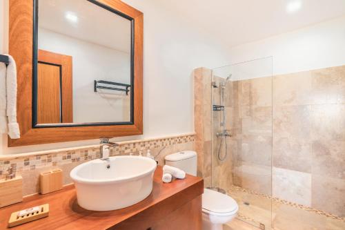 圣塔芭芭拉-山美纳SPECIAL PRICE Puerto Bahia 3BR Villa的一间带水槽和淋浴的浴室