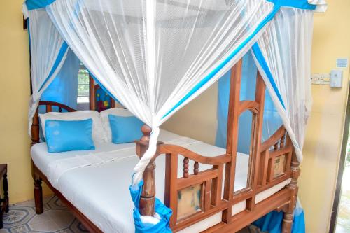 江比阿Blue Earth Beach Bungalow的一间卧室配有两张双层床和蓝色枕头
