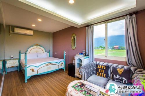 Fengli伊莉莎白小屋民宿的儿童卧室配有一张床和一张沙发