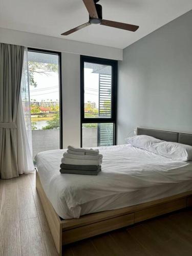 邦涛海滩Квартира Cassia Residences Lake View的一间卧室配有带毛巾的床