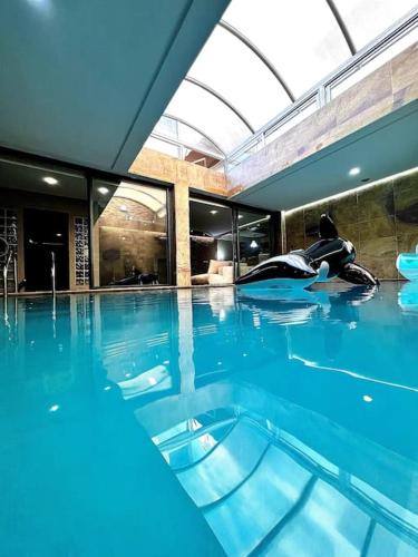 卡萨布兰卡Nassali - Luxurious Beachfront Villa with Private Pool的躺在游泳池地板上的人