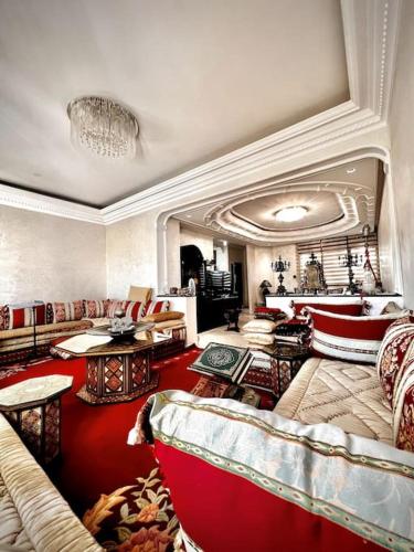卡萨布兰卡Nassali - Luxurious Beachfront Villa with Private Pool的客厅配有家具和红地毯。