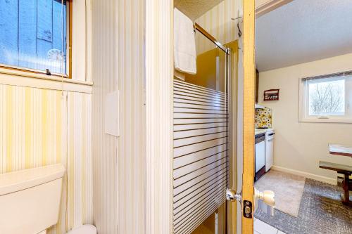 CamptonWhite Mountain Adventures的浴室设有通往厨房的楼梯