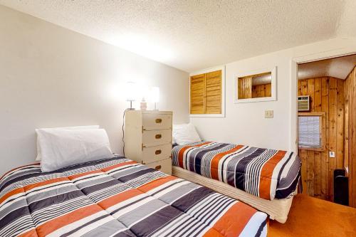 CamptonWhite Mountain Adventures的一间带两张床和梳妆台的卧室