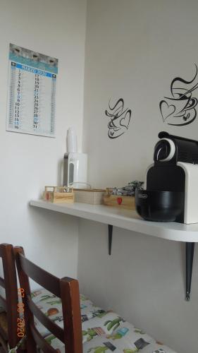 维泰博Appartamento Il Giglio的厨房配有壁架和咖啡设施