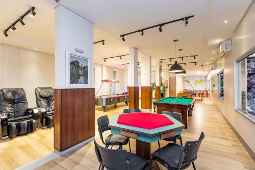 伊瓜苏塔拉巴酒店的配有乒乓球桌和台球桌的房间